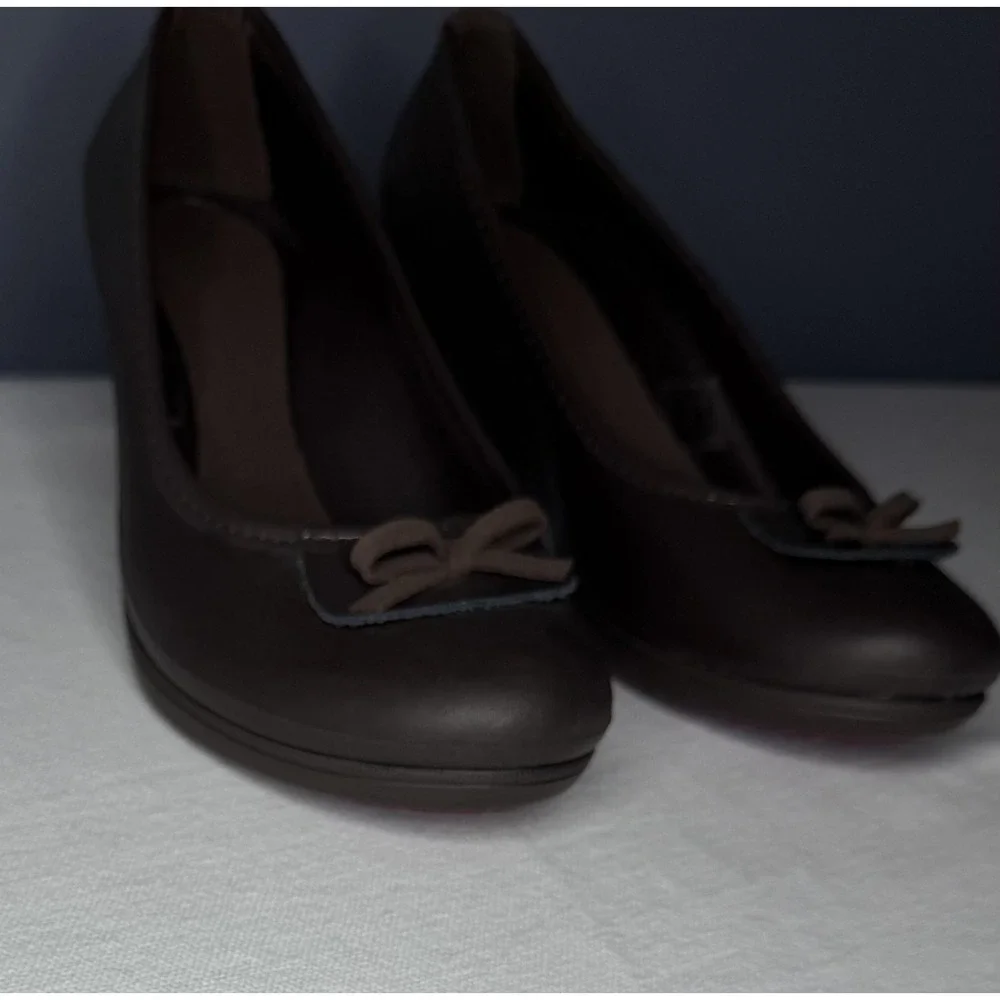 Crocs Shoes Womens 7 Brown Bow Wedge Pump Comfort Lightweight Slip On Heels